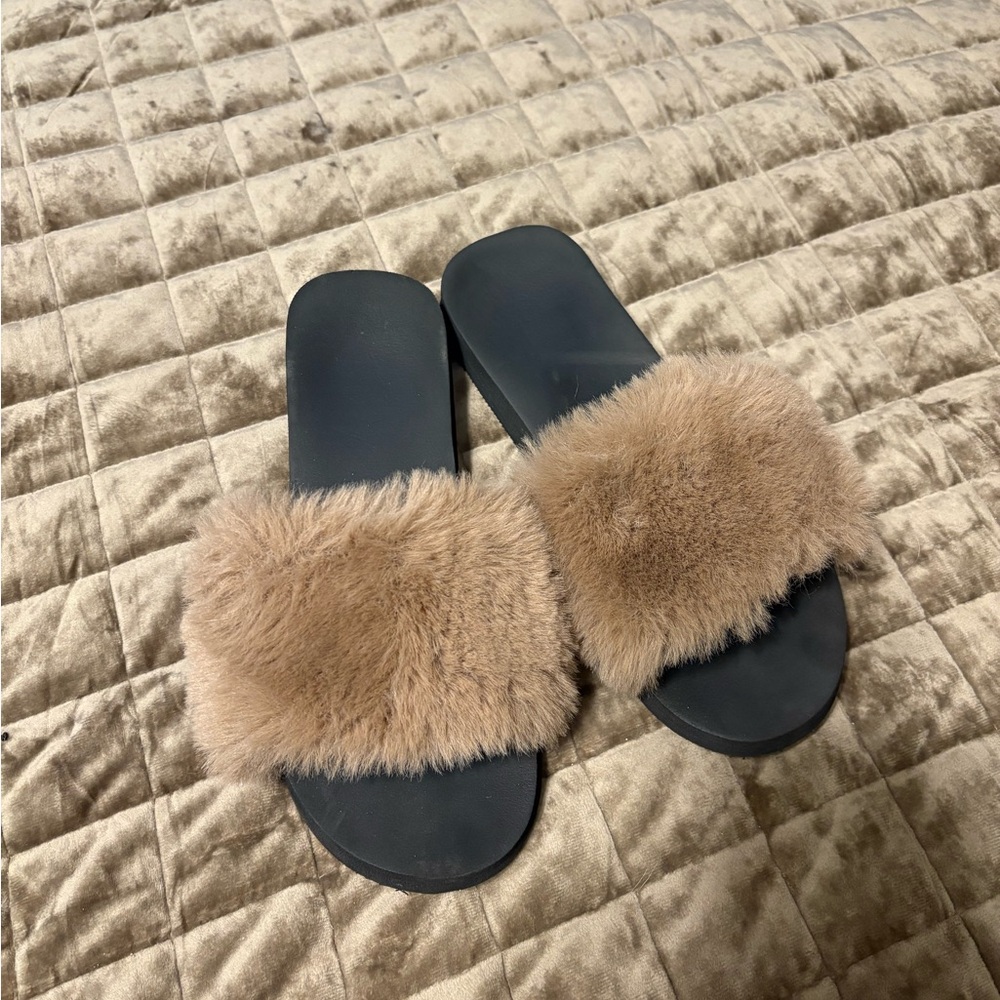 Faux Fur Slide Sandals | Tan & Black | Women’s 8.5
